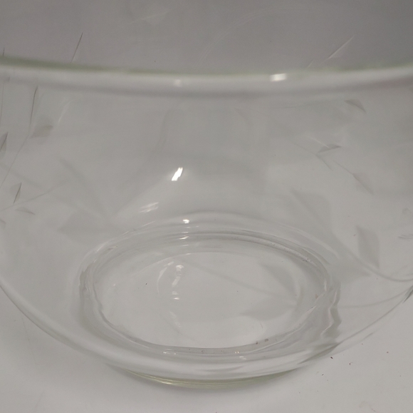 Vintage Round Bowl Etched Glass All Around Leaf Floral Design 6" w x 4"h Vintage - Picture 5 of 8